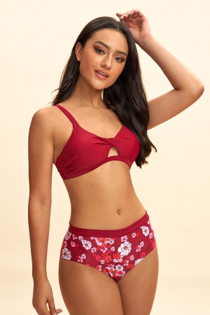 Rotes Bikinioberteil mit Cut-Front und floralem Unterteil